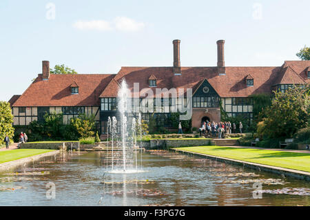 Blick entlang des Kanals in Richtung der Grad II aufgeführten Laboratory an der RHS-Gärten in Wisley in Surrey. Stockfoto