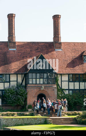 Eine Reisegruppe vor der Klasse II aufgeführten Laboratory an der RHS-Gärten in Wisley in Surrey. Stockfoto