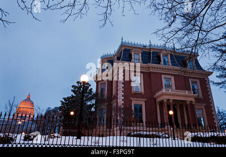 Missouri flieht Herrenhaus und Missouri State Capitol Building bei Sonnenaufgang. Jefferson City, Missouri, USA. Stockfoto