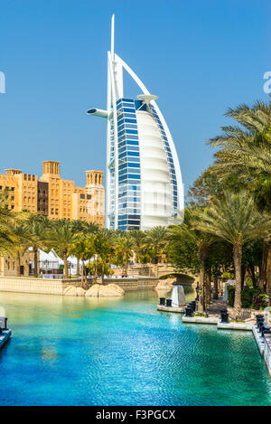 DUBAI, Vereinigte Arabische Emirate - 20 Januar: Hotel Burj Al Arab am 20. Januar 2011 in Dubai, VAE. Burj Al Arab ist ein luxuriöses 5-Sterne-Hotel gebaut auf ein Stockfoto