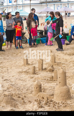 Bournemouth, Dorset, UK. 11. Oktober 2015. Bournemouth Kunst durch die Sea Festival kehrt für eine fünfte Jahr mit Festival-Unterhaltung - Sandscape - Besucher verbinden Wissenschaftler und Sandskulpturen, Sand in deinen Augen, eine Landschaft mit Bergen, Tälern, Wolkenkratzer und macht bauen Stationen Credit: Carolyn Jenkins/Alamy Live News Stockfoto