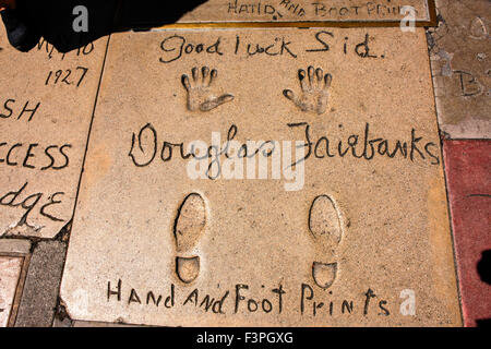 Douglas Fairbanks Hand und Schuh druckt in Zement außerhalb Graumans Chinese Theater in Hollywood CA Stockfoto