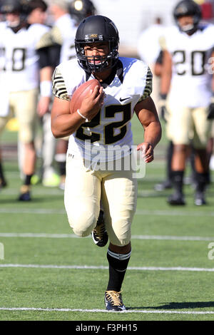 10. Oktober 2015; Chestnut Hill, MA, USA; Wake Forest Demon Deacons Runningback Matt Colburn (22) erwärmt sich vor die NCAA Football-Spiel zwischen dem Boston College Eagles und Wake Forest Demon Deacons Alumni Stadium. Wake Forest besiegt Boston College 3-0. Anthony Nesmith/Cal-Sport-Medien Stockfoto