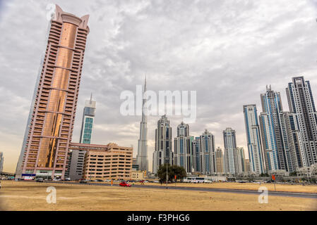 Skyline von Dubai in der Abenddämmerung, Vereinigte Arabische Emirate. Stockfoto