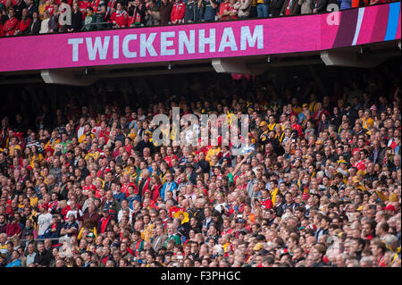 Zuschauer stehen für Nationalhymnen vor dem Australien V Wales Spiel, Twickenham Stadium, London, UK. 10. Oktober 2015. Stockfoto