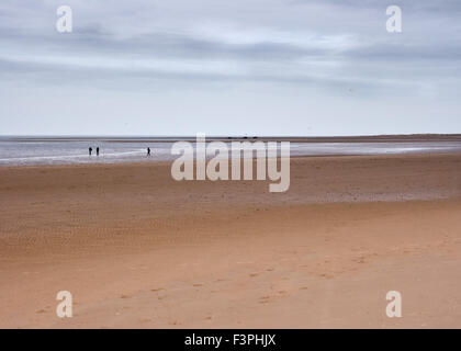 Riesigen leeren Strand Küste und Horizont mit fernen Figuren Stockfoto