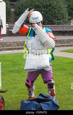 Bournemouth, Dorset, UK. 11. Oktober 2015. Bournemouth Kunst durch die Sea Festival kehrt für eine fünfte Jahr mit Festival-Unterhaltung. Ramshacklicious präsentieren Mutter sagt. Jack mit seinem übermächtigen Mutter zu Hause sein sollte, aber eine Pause für die Freiheit mit seinen hausgemachten Musik Wagen gemacht hat. Er entdeckt die Welt zum ersten Mal und teilt seine Lektionen, die, denen seine Mutter seinen Kopf mit gefüllt hat. Gesundheit und Sicherheit Kredit: Carolyn Jenkins/Alamy Live News Stockfoto