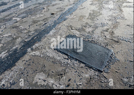 Scheitern und der sich verschlechternden Flachdach bis Eröffnung gemeinsame Risse untergegangenen Dach alte und undichte untergegangenen Oberfläche Bitumen fühlte geknackt Stockfoto