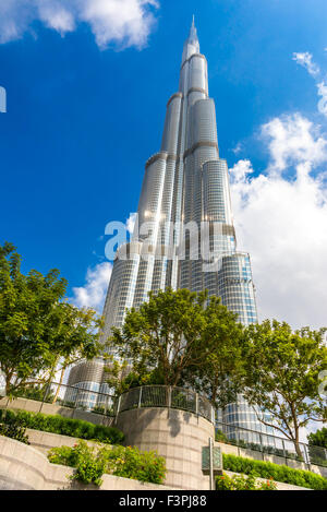 DUBAI, Vereinigte Arabische Emirate - Februar 10: Fassade Burj Khalifa am 10. Februar 2014 in Dubai, VAE. Burj Khalifa ist eine höchste Gebäude der Welt Stockfoto