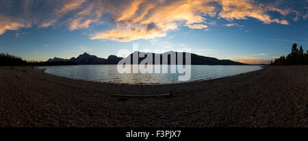 Weiten Panoramablick auf Blick auf den Sonnenuntergang der Teton Range; Jackson Lake; Grand Teton Nationalpark; Wyoming; USA Stockfoto