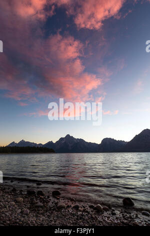 Weiten Panoramablick auf Blick auf den Sonnenuntergang der Teton Range; Jackson Lake; Grand Teton Nationalpark; Wyoming; USA Stockfoto