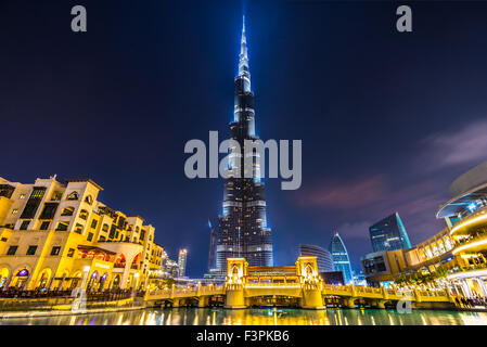 DUBAI, Vereinigte Arabische Emirate - Februar 10: Fassade Burj Khalifa am 10. Februar 2014 in Dubai, VAE. Burj Khalifa ist eine höchste Gebäude der Welt Stockfoto