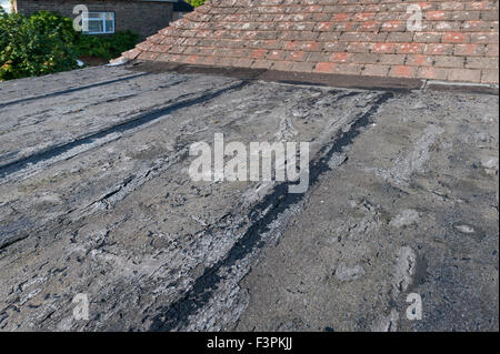 Scheitern und der sich verschlechternden Flachdach bis Eröffnung gemeinsame Risse untergegangenen Dach alte und undichte untergegangenen Oberfläche Bitumen fühlte geknackt Stockfoto