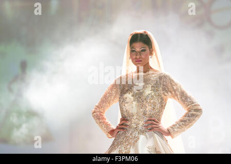 London, UK. 11. Oktober 2015. Bridal Fashion show am nationalen asiatischen Wedding Show, ExCel, London, UK. 10. Oktober 2015. Copyright Carol Moir/Alamy Live News. Stockfoto