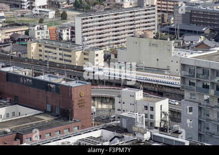 Blick vom Kyoto Tower von der Shinkansen-Züge nähert sich und verlassen Bahnhof Kyoto, Japan Stockfoto