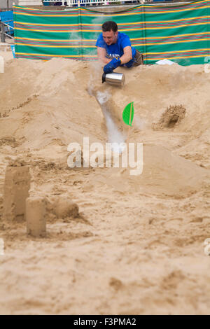 Bournemouth, Dorset, UK. 11. Oktober 2015. Bournemouth Kunst durch die Sea Festival kehrt für eine fünfte Jahr mit Festival-Unterhaltung - Sandscape - Besucher verbinden Wissenschaftler und Sandskulpturen, Sand in deinen Augen, eine Landschaft mit Bergen, Tälern, Wolkenkratzer und macht bauen Stationen Credit: Carolyn Jenkins/Alamy Live News Stockfoto