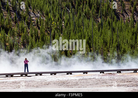 Die Besucher des Parks gehen auf der Promenade entlang Grand Bildobjekte Frühling, Midway Geyser Basin, Yellowstone-Nationalpark, Wyoming, USA Stockfoto