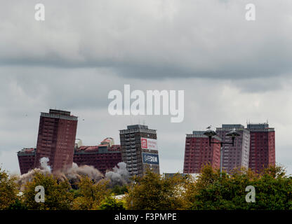 Glasgow, Vereinigtes Königreich. 11. Oktober 2015. Die letzten verbleibenden Red Road-Wohnungen sind in einer kontrollierten Explosion am 11. Oktober 2015 in Glasgow, Schottland gesprengt. Die 1960er Jahre Blöcke waren einst das höchste Hochhaus Blöcke in Europa und wurden ursprünglich als eine willkommene Lösung in Glasgows überfüllten Slums gefeiert. Bildnachweis: Sam Kovak/Alamy Live-Nachrichten Stockfoto