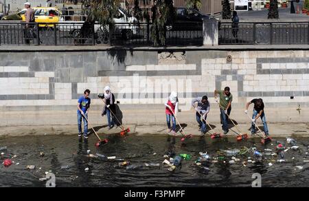 (151011)--reinigen Damaskus, Okt. 11, 2015(Xinhua)--junge Syrer eine Wasserleitung anschließen Barada Flusses in Damaskus, die Hauptstadt Syriens, am 11. Oktober 2015. Rund 100 junge Syrer am Sonntag beteiligte sich an einer Kampagne das Aquädukt zu reinigen. Da die vorgelagerten des Barada Flusses militanter Widerstand in den letzten Jahren gesteuert worden ist, verringert die Wasserversorgung über das Aquädukt nach Damaskus während Trashes mehr in die Wasserleitung, Verunstaltung der Stadt Damaskus erschienen. (Xinhua/Zhang Naijie) (Azp) Stockfoto