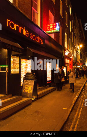 Nächtliche Aussicht auf Ronnie Scotts Jazz Club in Soho, London, UK, Europa Stockfoto