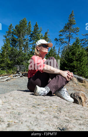 Weibliche Touristen; Midway Geyser Basin; Yellowstone-Nationalpark, Wyoming, USA Stockfoto