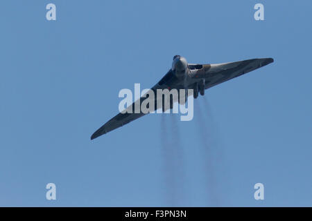 Hellingly, East Sussex, UK.  11. Oktober 2015.  Vulcan Bomber xh558 auf seiner Abschiedstournee über Hellingly, East Sussex, UK Credit: Ed Brown/Alamy Live News Stockfoto