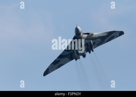 Hellingly, East Sussex, UK.  11. Oktober 2015.  Vulcan Bomber xh558 auf seiner Abschiedstournee über Hellingly, East Sussex, UK Credit: Ed Brown/Alamy Live News Stockfoto