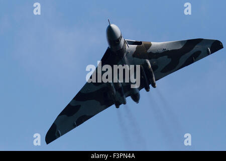Hellingly, East Sussex, UK.  11. Oktober 2015.  Vulcan Bomber xh558 auf seiner Abschiedstournee über Hellingly, East Sussex, UK Credit: Ed Brown/Alamy Live News Stockfoto