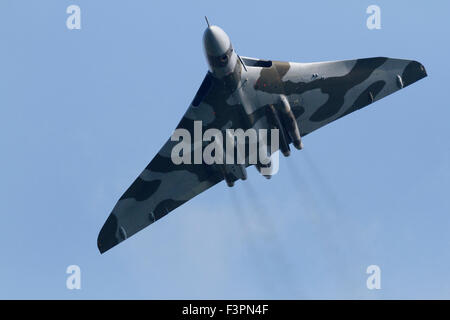 Hellingly, East Sussex, UK.  11. Oktober 2015.  Vulcan Bomber xh558 auf seiner Abschiedstournee über Hellingly, East Sussex, UK Credit: Ed Brown/Alamy Live News Stockfoto