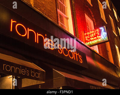 Nächtliche Aussicht auf Ronnie Scotts Jazz Club in Soho, London, UK, Europa Stockfoto