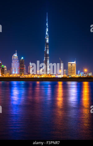 Skyline von Dubai in der Abenddämmerung, Vereinigte Arabische Emirate. Stockfoto