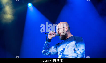 München, Deutschland. 11. Oktober 2015. Sebastian Horn, Musik mit Band, Dreiviertelblut, bei einem Konzert kostenlos Danke für Flüchtling Helfer in der Pinakothek in München, Deutschland, 11. Oktober 2015 durchführen. Foto: MARC Müller/DPA/Alamy Live-Nachrichten Stockfoto