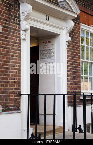 11 neue Square, Gasthaus Lincolns, London, UK. Traditionelle Eingang Barristers Kammern mit Namen aufgeführt an Bord. Stockfoto