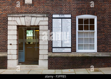 24 alte Gebäude, Gasthaus Lincolns, London, UK. Traditionelle Eingang Barristers Kammern mit Namen aufgeführt an Bord. Stockfoto