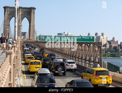 Feierabendverkehr auf der Brooklyn Bridge, Manhattan, New York City, USA. Stockfoto