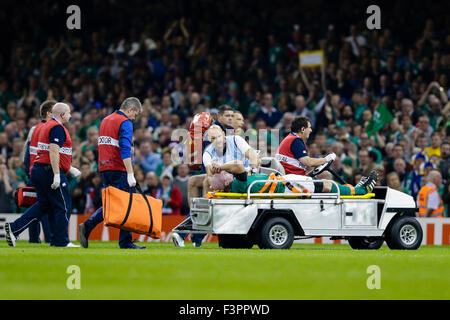 Millennium Stadium, Cardiff, Wales. 11. Oktober 2015. Rugby World Cup. Frankreich gegen Irland. Irland zweite Reihe Paul O'Connell Sanitätern aus dem Feld nach was scheint eine schwere Beinverletzung -, die seine internationale Karriere Kredit vorzeitig beenden können: Action Plus Sport/Alamy Live News Stockfoto