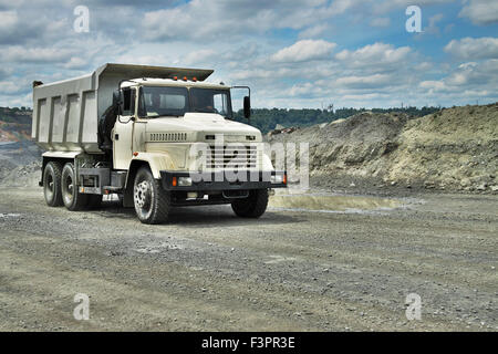 Poltawa Region, Ukraine - 26. Juni 2010: Bergbau-LKW fahren auf Eisenerz Tagebau Stockfoto