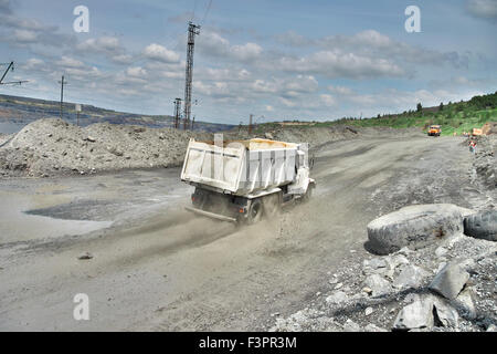 Poltawa Region, UKraine - 26. Juni 2010: Muldenkipper auf dem Eisenerz Tagebau Stockfoto