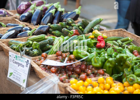 Gemüse-Anzeige auf einem Bauernmarkt (Islington Farmer Market, London, UK) Stockfoto