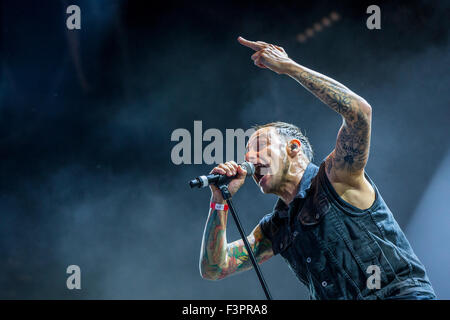 München, Deutschland. 11. Oktober 2015. Ingo Donot von der Band "Donots" bei einem Konzert kostenlos Danke für Flüchtling Helfer in der Pinakothek in München, Deutschland, 11. Oktober 2015 durchführen. Foto: MARC Müller/DPA/Alamy Live-Nachrichten Stockfoto