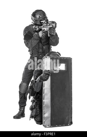 Spec Ops Polizist SWAT mit ballistischen Schild Studioaufnahme Stockfoto