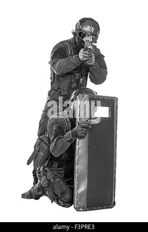 SWAT-Offiziere mit ballistischen Schild Stockfoto