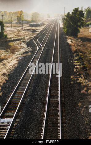 Sonne und Regen auf Eisenbahnschienen; Granby; Colorado; USA Stockfoto