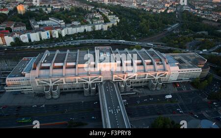 Berlin, Deutschland. 1. Oktober 2015. Das Internationale Congress Center (ICC) betrachtet vom Funkturm, bei Sonnenuntergang in Berlin, Deutschland, 1. Oktober 2015. Foto: PAUL ZINKEN/DPA/Alamy Live-Nachrichten Stockfoto