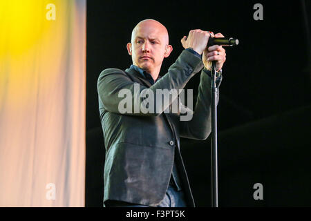 Die abgenutzte Stelle führt in North Carolina.  The Fray ist eine US-amerikanische Rock-Band aus Denver, Colorado. Von Mitschülern Isaac Slade und Joe King im Jahr 2002 gegründet, sie erreichten Erfolg mit der Veröffentlichung ihres Debütalbums, wie zu Save a Life im Jahr 2005 wurde zertifiziert Doppel-Platin von der RIAA und Platin in Australien, Kanada, Neuseeland und Großbritannien. Stockfoto