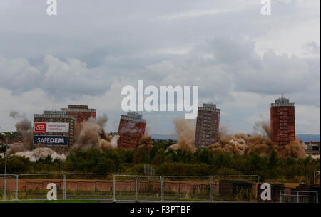 Glasgow, Vereinigtes Königreich. 11. Oktober 2015. Bei 15:15 am Sonntag 11. Oktober wurden die Red Road Wohnungen, Glasgow durch kontrollierte Explosionen gebracht. Etwa 2500 Einwohner wurden aus den umliegenden Häusern als Sicherheitsmaßnahme während des Abrisses evakuiert. Nach den Explosionen war es offensichtlich, dass nur 4 der Gehäuse-Blöcke vollständig zusammengebrochen war und 2 teilweise abgerissen blieb. Es ist geplant, die beiden Türme abgerissen konventionell am Montag 12. Oktober zu haben. Es wird geschätzt, dass mehr als 10000 Zuschauer den Abriss sahen. Bildnachweis: Findlay/Alamy Live-Nachrichten Stockfoto