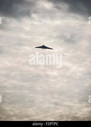 Leamington Spa, England. 11. Oktober 2015. Eines der Avro Vulcan XH558 Flüge zuletzt wie es im Norden Touren und südlich von Großbritannien über die 10. und 11. Oktober 2015. Die RAF Avro Vulcan Jet powered strategischen nuklearen Bomber wurde von der Royal Air Force während des Kalten Krieges und der Falkland-Krieg verwendet. Sie arbeitete von 1956 bis 1984. Bildnachweis: Dan Tucker/Alamy Live-Nachrichten Stockfoto