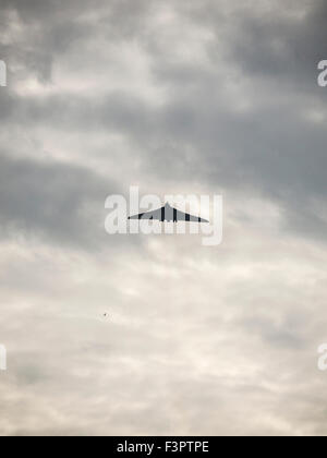 Leamington Spa, England. 11. Oktober 2015. Eines der Avro Vulcan XH558 Flüge zuletzt wie es im Norden Touren und südlich von Großbritannien über die 10. und 11. Oktober 2015. Die RAF Avro Vulcan Jet powered strategischen nuklearen Bomber wurde von der Royal Air Force während des Kalten Krieges und der Falkland-Krieg verwendet. Sie arbeitete von 1956 bis 1984. Bildnachweis: Dan Tucker/Alamy Live-Nachrichten Stockfoto