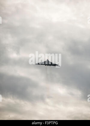 Leamington Spa, England. 11. Oktober 2015. Eines der Avro Vulcan XH558 Flüge zuletzt wie es im Norden Touren und südlich von Großbritannien über die 10. und 11. Oktober 2015. Die RAF Avro Vulcan Jet powered strategischen nuklearen Bomber wurde von der Royal Air Force während des Kalten Krieges und der Falkland-Krieg verwendet. Sie arbeitete von 1956 bis 1984. Bildnachweis: Dan Tucker/Alamy Live-Nachrichten Stockfoto