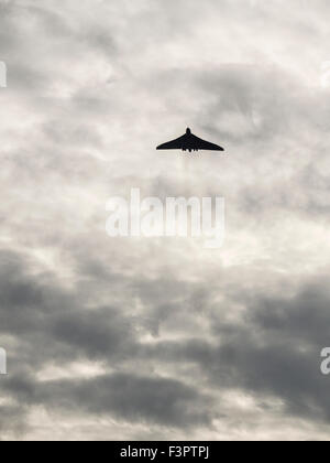 Leamington Spa, England. 11. Oktober 2015. Eines der Avro Vulcan XH558 Flüge zuletzt wie es im Norden Touren und südlich von Großbritannien über die 10. und 11. Oktober 2015. Die RAF Avro Vulcan Jet powered strategischen nuklearen Bomber wurde von der Royal Air Force während des Kalten Krieges und der Falkland-Krieg verwendet. Sie arbeitete von 1956 bis 1984. Bildnachweis: Dan Tucker/Alamy Live-Nachrichten Stockfoto